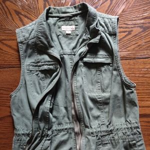 Army green cargo vest